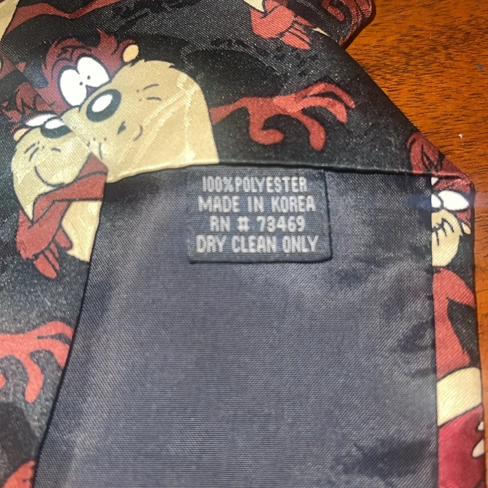 Looney Tunes Mania Tasmanian Devil men’s tie. 100% polyester.